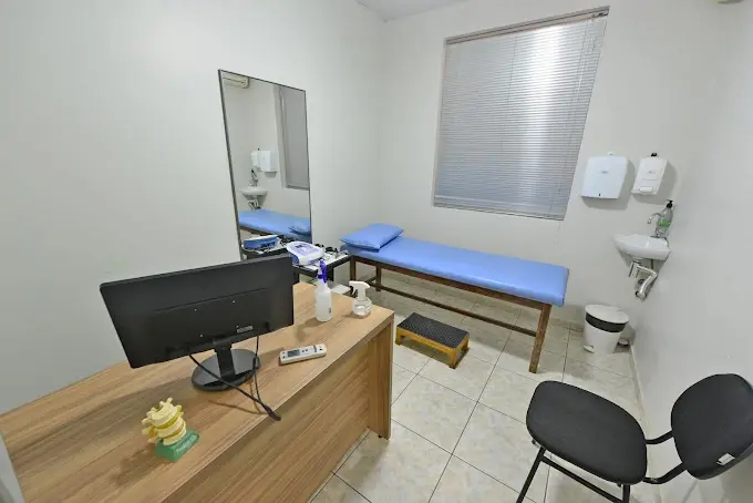 Sala de atendimento individual da NEFI com maca