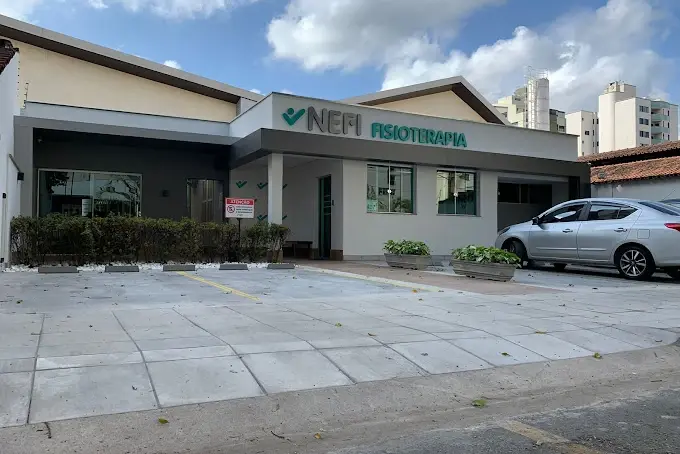 Fachada da NEFI Fisioterapia, com estacionamento em frente