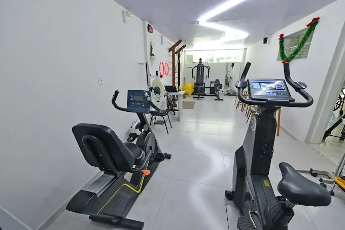 Bicicletas ergométricas no ginásio de reabilitação da NEFI