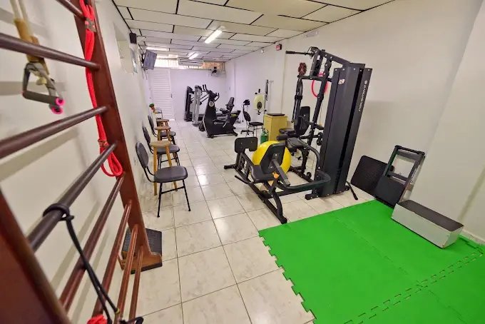 Ginásio de reabilitação da NEFI com espaldar e aparelhos de musculação