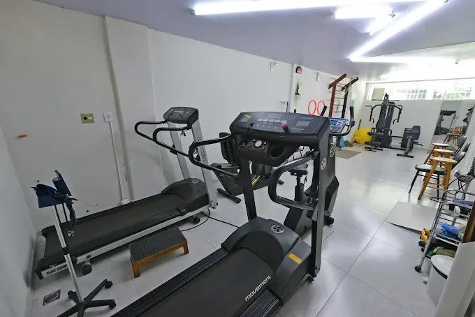 Esteiras e equipamentos de condicionamento no ginásio da NEFI