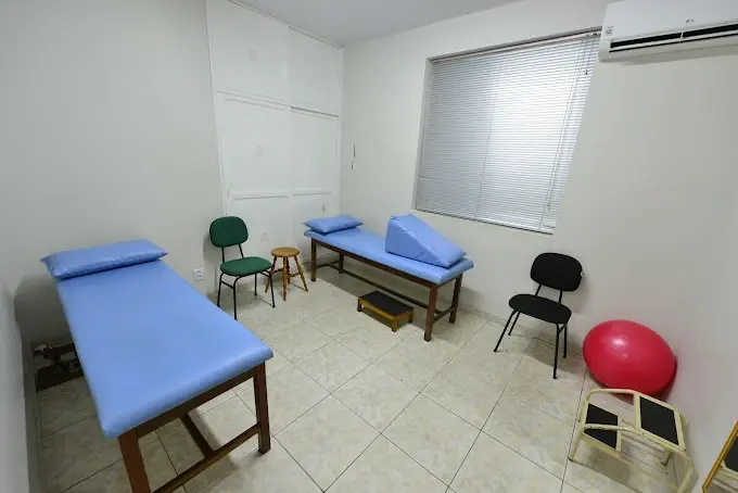 Sala de atendimento individual da NEFI com macas e materiais de exercício