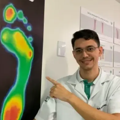 Fisioterapeuta da NEFI apontando para o mapa de pressão plantar de um pé